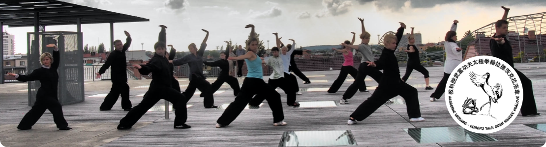Veřejné letní cvičení Taiji a Qigong na střeše knihovny HK