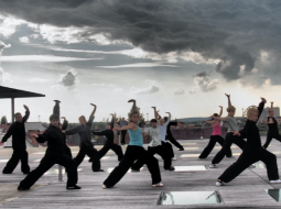 Veřejné letní cvičení Taiji a Qigong na střeše knihovny HK